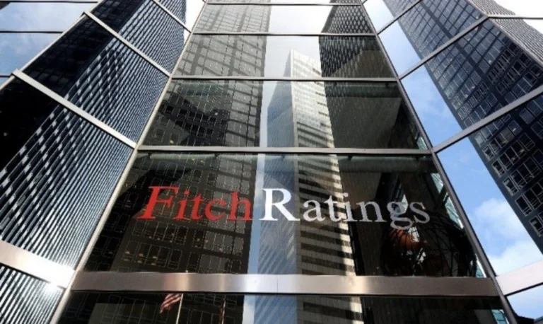 Fitch: Αναβάθμισε σε θετικό το outlook της ελληνικής οικονομίας