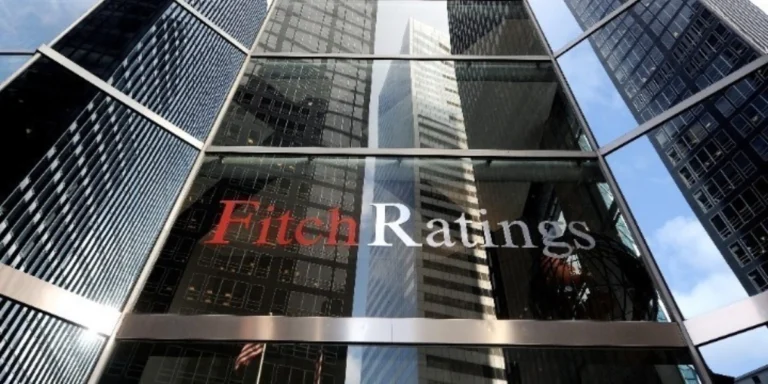 Οίκος Fitch: Αναβάθμισε την προοπτική της ελληνικής οικονομίας σε θετική από σταθερή