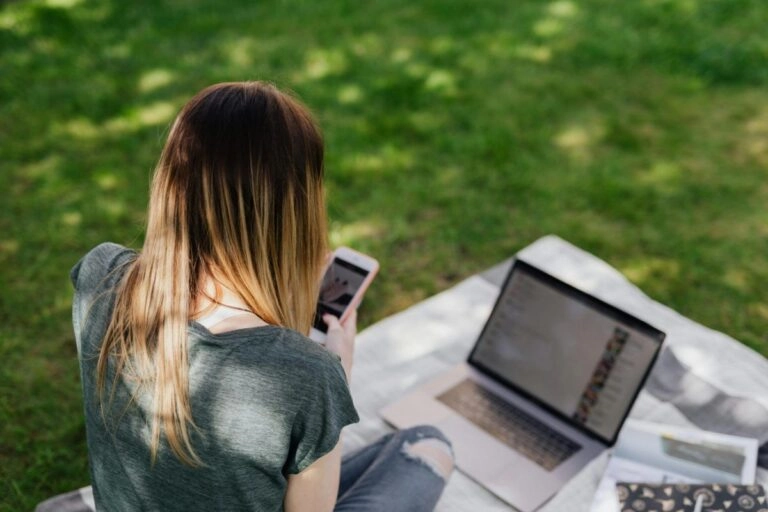 ΟΟΣΑ: Με smartphone το 70% των 10χρονων – Με προβληματική χρήση διαδικτύου το 10% των παιδιών