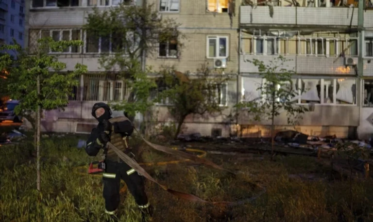 Δεύτερη συνεχόμενη νύχτα τρόμου στο Κίεβο: Ρωσικά πλήγματα με drones και πυραύλους – Τρεις νεκροί, δέκα τραυματίες