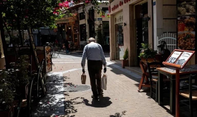 Ένα στα 10 νοικοκυριά «τρώνε» από τα έτοιμα – Έξι στα 10 δεν τα «βγάζουν πέρα» και περιμένουν νέα άνοδο τιμών