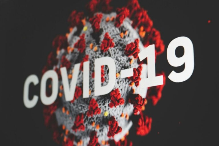 Covid-19: Μια νέα παραλλαγή προκαλεί πονόλαιμο σαν «κοφτερό ξυράφι»