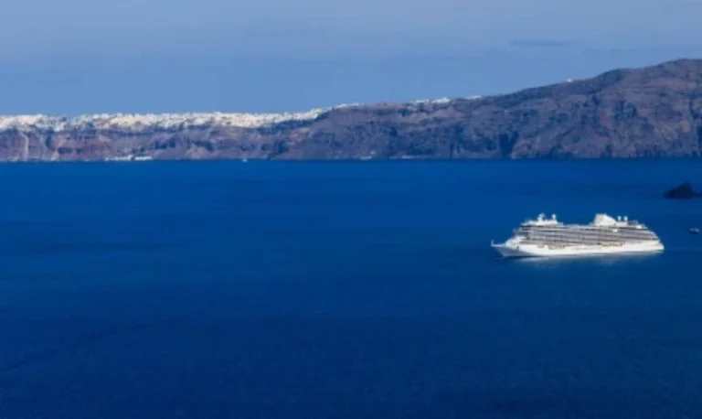 «Επίσημη πρώτη» για το τέλος 20€ στους επιβάτες κρουαζιέρας που κατεβαίνουν σε Μύκονο και Σαντορίνη