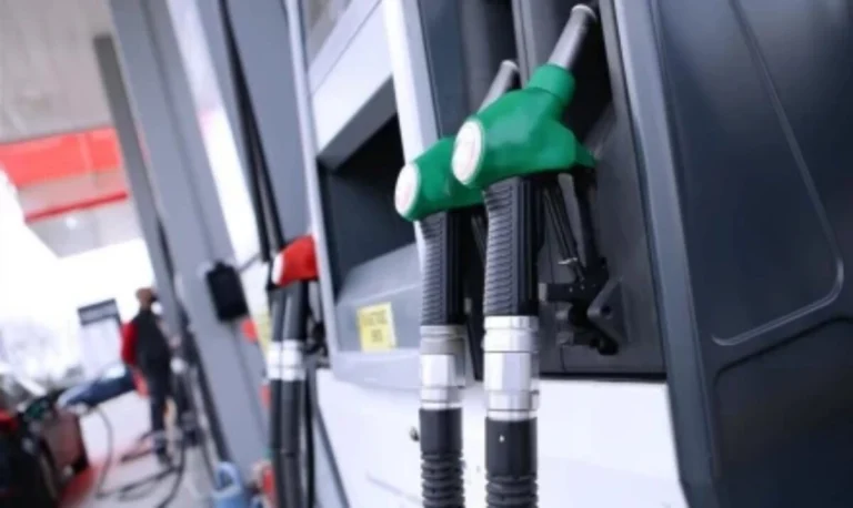 Αυξήσεις έως 11 λεπτά σε βενζίνη, πετρέλαιο από το νέο τέλος ρύπων – Σκέψεις για μείωση ΕΦΚ και ΦΠΑ