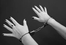 Η ανακοίνωση της ΕΛ.ΑΣ. για την 21χρονη που μαχαίρωσε θανάσιμα 66χρονο