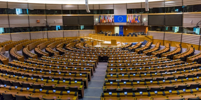 ΕΕ: Εγκρίθηκε ο προϋπολογισμός 2028-34 – Αυξήσεις για την άμυνα και το κλίμα