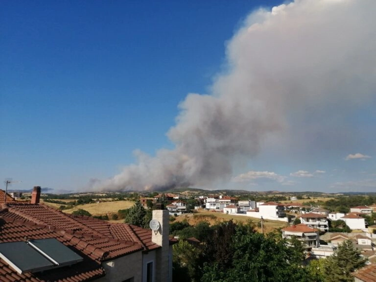 Θεσσαλονίκη: Ενισχύθηκαν οι δυνάμεις της Πυροσβεστικής για την φωτιά στην Άσσηρο