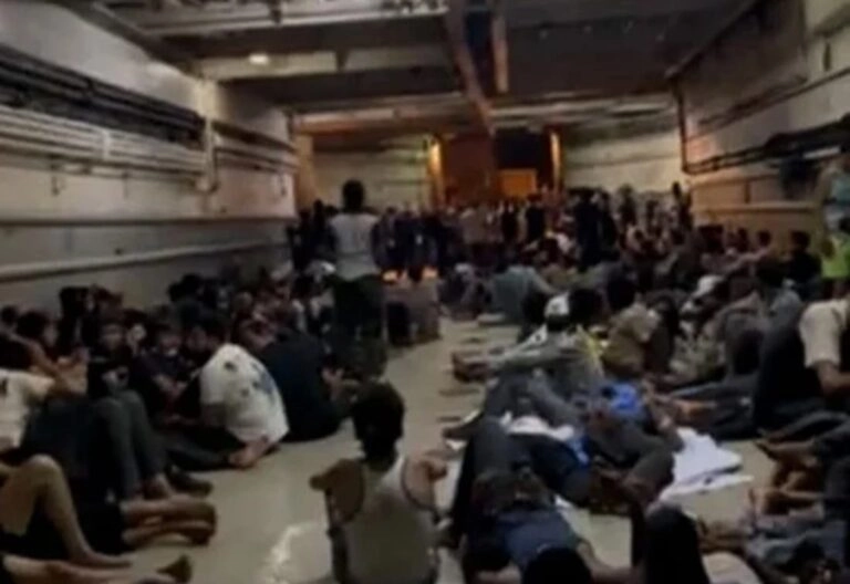 Βίντεο από τη μεταφορά 300 μεταναστών με το αρματαγωγό “Χίος” από την Κρήτη στην Καβάλα