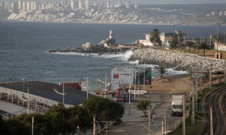 Τσουνάμι στον Ειρηνικό: 1,4 εκατ. πολίτες απομακρύνθηκαν εσπευσμένα από την ακτογραμμή της Χιλής