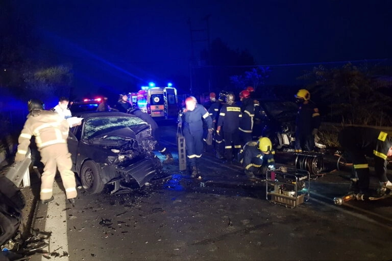 Μία νεκρή και πέντε τραυματίες μετά από μετωπική σύγκρουση αυτοκινήτων τα ξημερώματα
