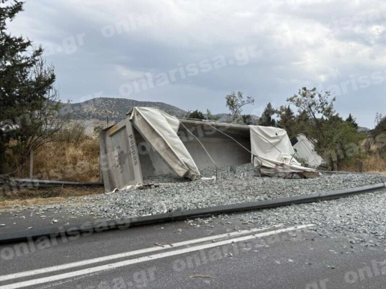Νταλίκα εξετράπη της πορείας της και προσγειώθηκε στον παράδρομο της εθνικής οδού (φωτο)