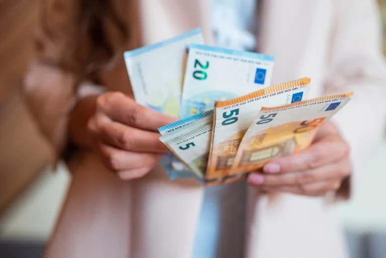 Επίδομα 100 ευρώ: Αύριο οι πληρωμές