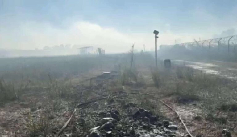 Καλαμάτα: Πυρκαγιά στη βόρεια πύλη του αεροδρομίου κοντά στη Μικρομάνη