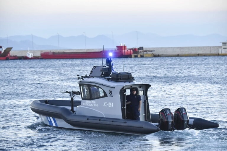 Προσέδεσε με ασφάλεια στο λιμάνι των Ελευθερών ακυβέρνητο ιστιοφόρο που παρουσίασε μηχανική βλάβη