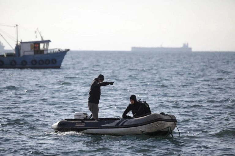 Πέθανε η 12χρονη που παρασύρθηκε με λέμβο στη θάλασσα παρά τις υπεράνθρωπες προσπάθειες των διασωστών