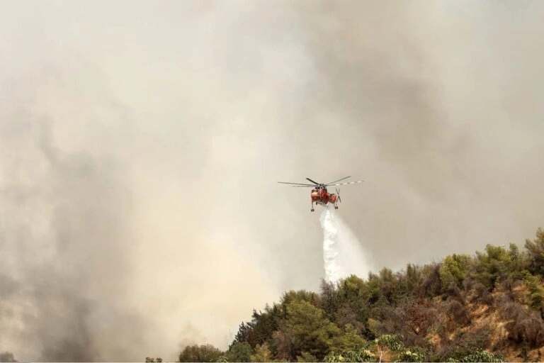 Μαίνεται η πυρκαγιά στην περιοχή Μέλισσα Λεχαινών Ηλείας