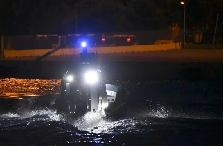 Πρόσκρουση ταχύπλοου σε βράχο – Βυθίστηκε το σκάφος, τραυματίστηκε 46χρονη