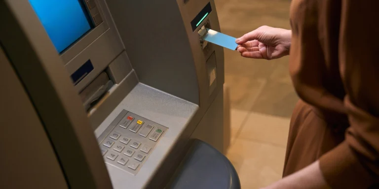 ΥΠΟΙΚ: Σε ισχύ από τις 11 Αυγούστου η μηδενική χρέωση για ανάληψη μετρητών
