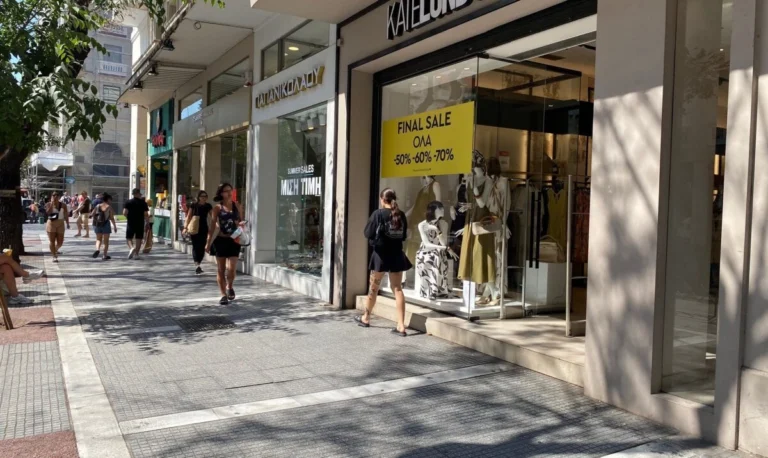 Θερινές εκπτώσεις – «Αγώνας επιβίωσης» για τους εμπόρους