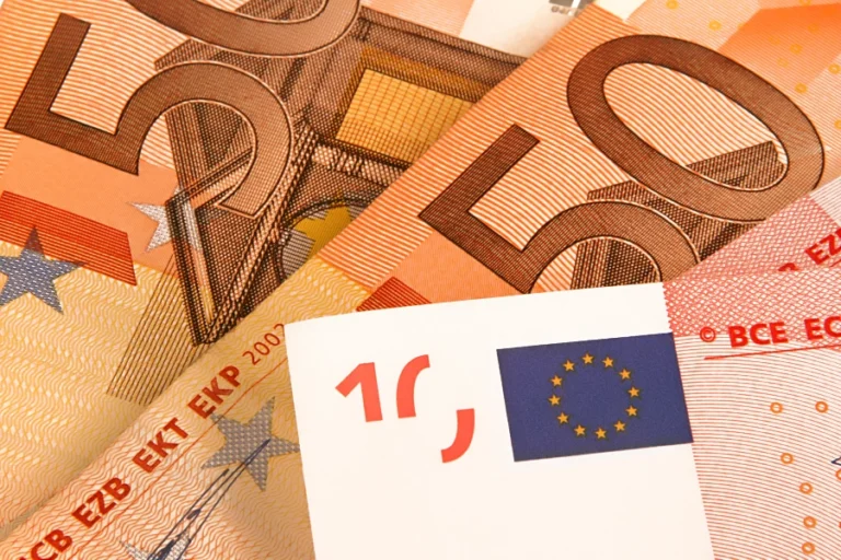 Έως 400 ευρώ περισσότερα σε μισθωτούς και συνταξιούχους