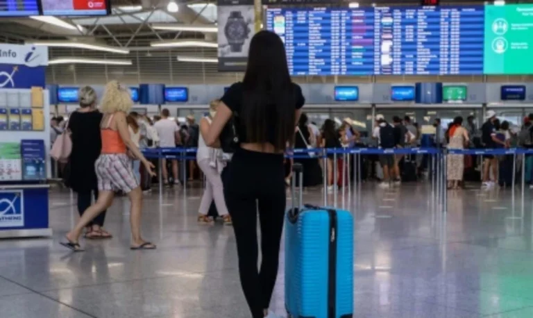 «Μπλόκο» στα ταξίδια με την παλιά ταυτότητα από το επόμενο καλοκαίρι – Τι ισχύει στη Ζώνη Σένγκεν