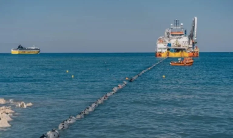 «Μπλεγμένα» καλώδια σε Ελλάδα και Κύπρο: Σε τροχιά ανασχηματισμού η Λευκωσία, έρευνα σε πολιτικούς