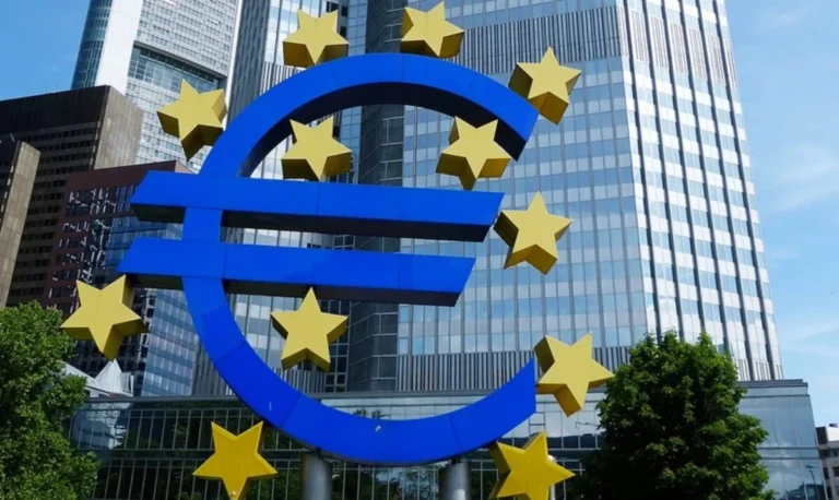 Αμετάβλητα τα επιτόκια από την ΕΚΤ παρά τους δασμούς του Τραμπ – Αβεβαιότητα για τη γαλλική οικονομία