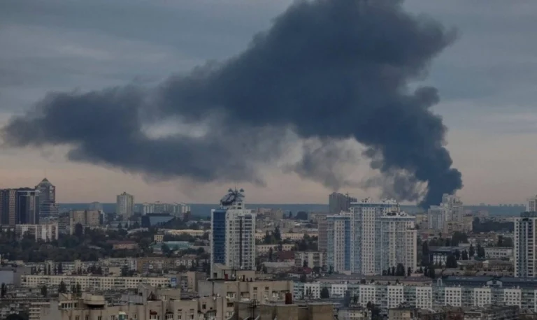 Ρωσικό σφυροκόπημα στην Ουκρανία με 595 drones και 48 πυραύλους