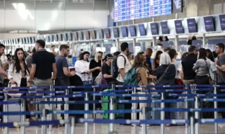 Ουρές στο «Ελευθέριος Βενιζέλος»: Καθυστερήσεις μέχρι και 1 ώρα – Ανυποχώρητοι οι ελεγκτές
