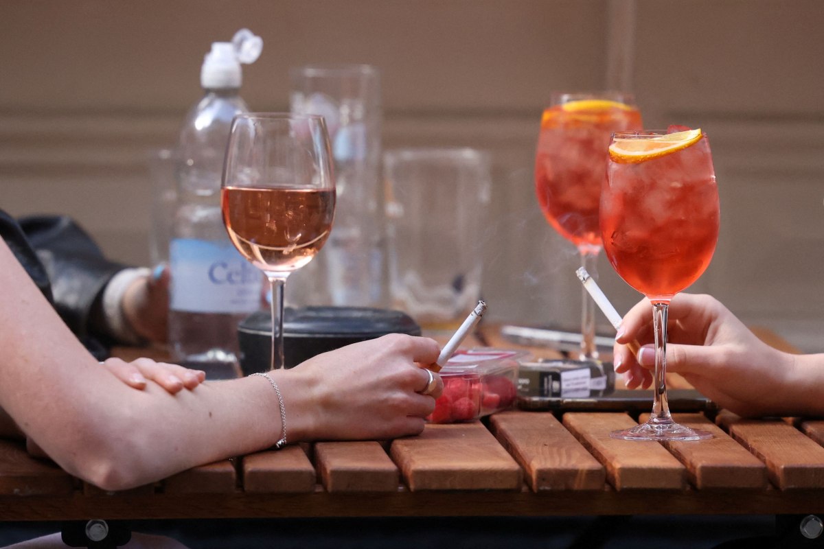 Κάπνισμα και αλκοόλ είναι δύο από τους παράγοντες κινδύνου που μπορούν να περιοριστούν (Reuters)