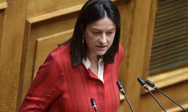 Κεραμέως για 13ωρο: Δεν καταργούνται 8ωρο και πενθήμερο – Η ρύθμιση εφαρμόζεται μόνο έως 37 ημέρες τον χρόνο