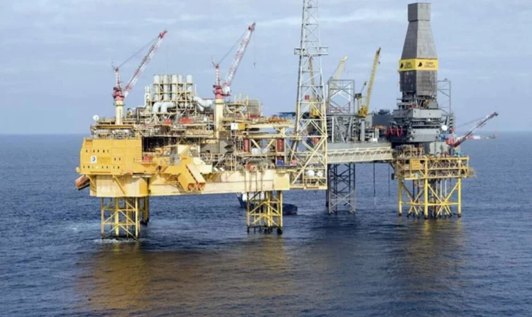 Έπεσαν οι υπογραφές Chevron και Helleniq Energy για τα θαλάσσια οικόπεδα Κρήτης και Πελοποννήσου