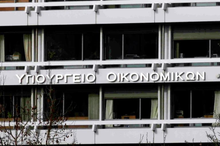 Φορολογία: Μειώσεις φόρων 1,5 δισ. για 4 εκατ. πολίτες από το 2026