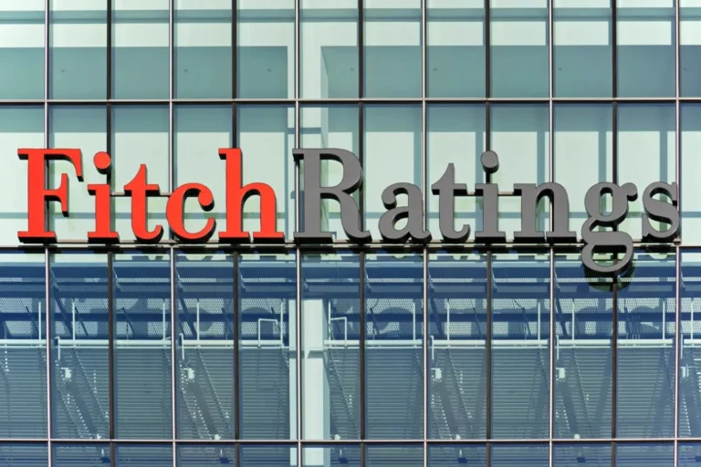 Οίκος αξιολόγησης Fitch: Τι σημαίνει η αναβάθμιση του αξιόχρεου της Ελλάδας