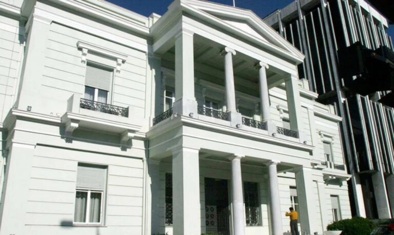 Άμεση η αντίδραση της Αθήνας στις δηλώσεις Ζαχάροβα: «Απειλές κατά κυρίαρχων κρατών απορρίπτονται αυτοδικαίως»