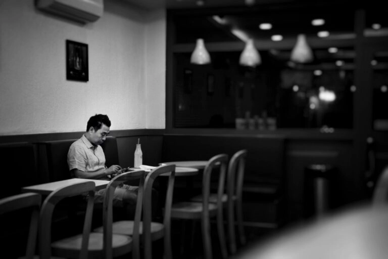 Η μοναξιά σκοτώνει: Επιστήμονες δημιούργησαν έναν απλό οδηγό για την καταπολέμηση της κοινωνικής απομόνωσης