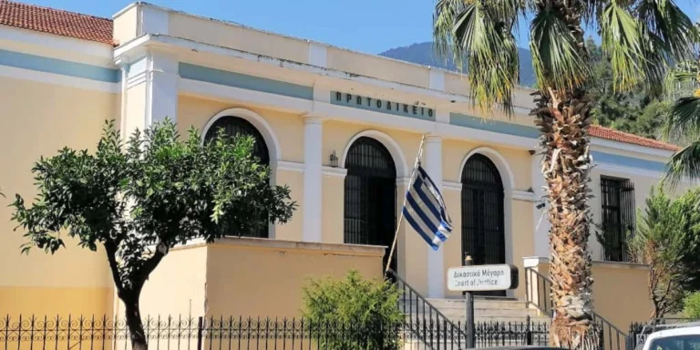 Δικογραφία με βαριές κατηγορίες στους αγρότες για τις αγριότητες στην Κρήτη – Κρατούν κλειστό το αεροδρόμιο Ηρακλείου