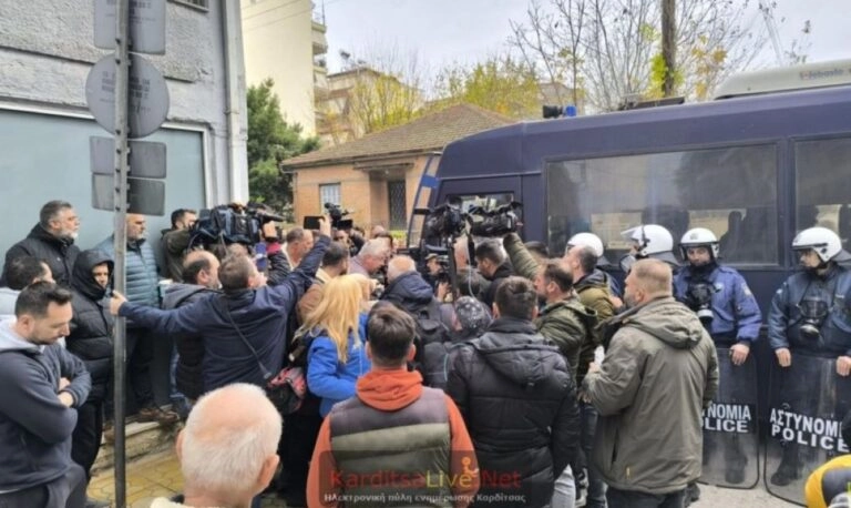 Ένταση μεταξύ αγροτών κι ΕΛΑΣ στο υπό πολιορκία γραφείο του Τσιάρα στην Καρδίτσα