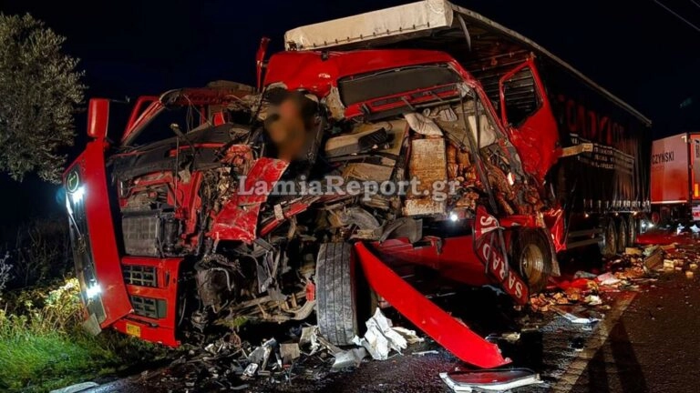 Σοβαρό τροχαίο στην Αθηνών-Λαμίας: Συγκρούστηκαν δύο νταλίκες και ένα ΙΧ, δύο τραυματίες