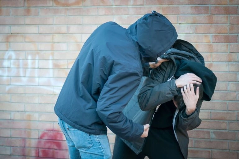 Ανήλικος έπεσε θύμα αρπαγής, ξυλοδαρμού και ληστείας από τριμελή συμμορία