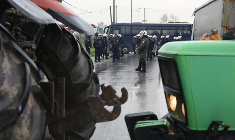 Σκληραίνουν τη στάση τους οι αγρότες: Πού στήνουν μπλόκα, ποιοι δρόμοι είναι κλειστοί – Άνοιξε το αεροδρόμιο του Ηρακλείου
