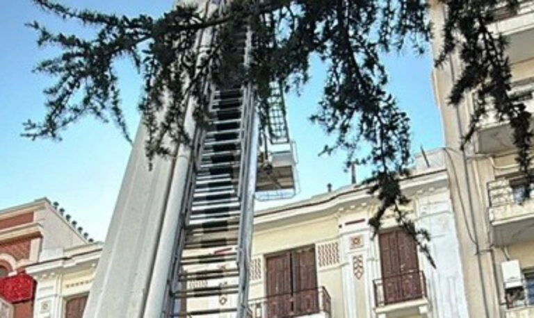 Θεσσαλονίκη: Συναγερμός για ηλικιωμένο που εγκλωβίστηκε σε ταράτσα στην Ερμού