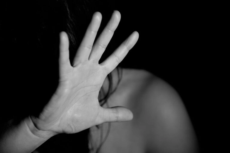 19χρονη κατήγγειλε 21χρονο ότι αποπειράθηκε να τη βιάσει