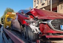 Θεσσαλονίκη: Αυτοκίνητο “καρφώθηκε” σε είσοδο πολυκατοικίας