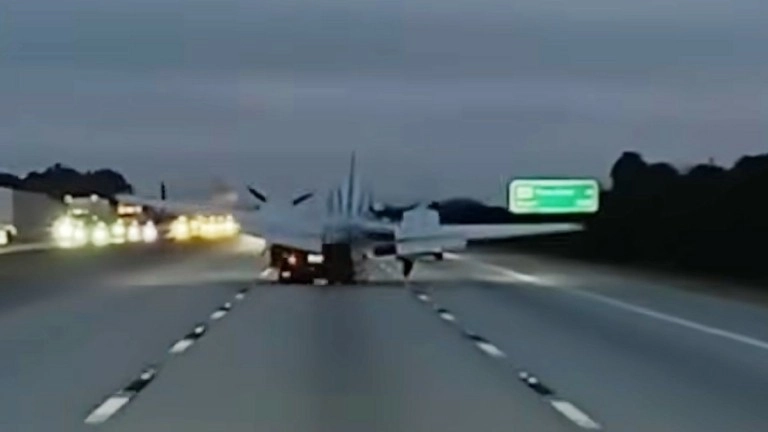 Αεροπλάνο προσγειώθηκε πάνω σε ένα… Toyota! (+video)