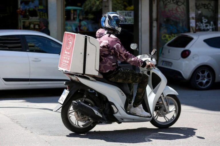 Επίθεση σε ντελιβερά στην Πάτρα, τον απείλησαν για να τον ληστέψουν