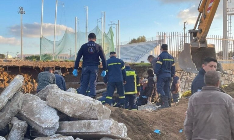 Υποχώρησαν τα κάγκελα και δύο άτομα έπεσαν σε τάφρο