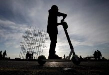 Σπείρα ανηλίκων Ρομά έκλεβε ηλεκτρικά πατίνια στο κέντρο της πόλης