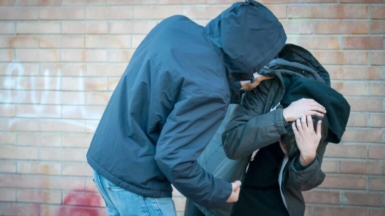 Εγκληματική ομάδα ανηλίκων και εφήβων έκανε “κουμάντο” με απειλές σε γειτονιές