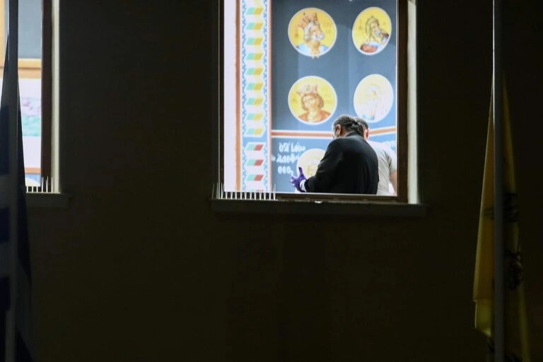Μπήκαν από το παράθυρο σε ιερό ναό και έκλεψαν χρυσαφικά, λίρες και τιμαλφή αξίας 3.000 ευρώ
